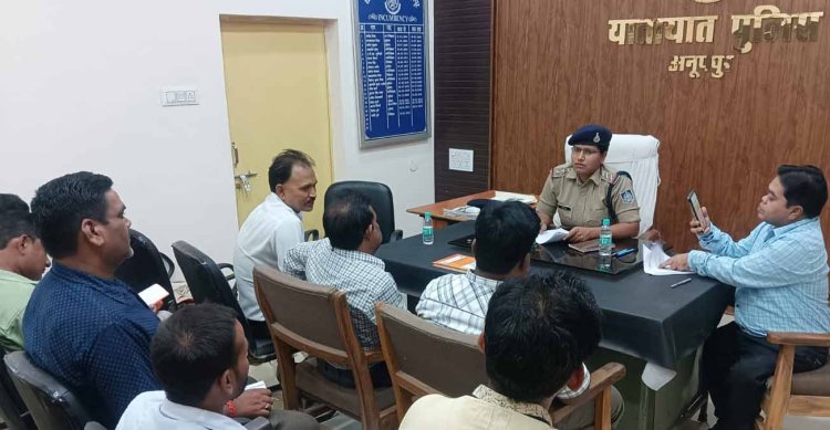 स्कूली वाहनों में बच्चों के सुरक्षित आवागमन हेतु SC ने जारी गाइडलाइंस के शत् प्रतिशत पालन के संबंध में स्कूल संचालक/बस संचालको की बैठक आयोजित