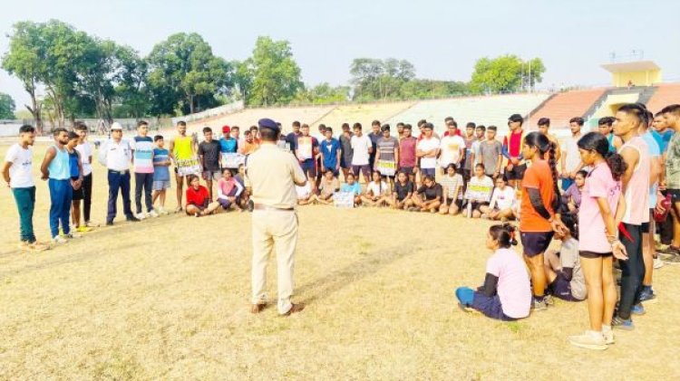 यातायात पुलिस द्वारा चलाया जा रहा फॉलो गुड हेबिटस