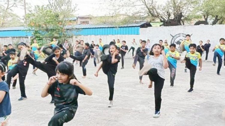 बिलासपुर रेलवे नार्थ ईस्ट इंस्टीट्यूट द्वारा बच्चों को मार्शल आर्ट का प्रशिक्षण