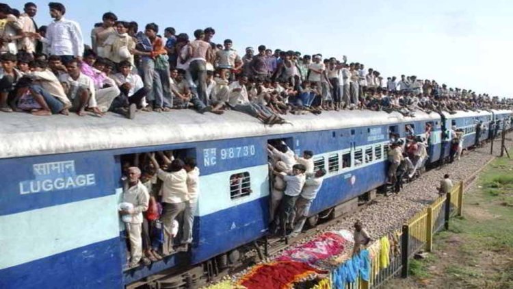 रेलवे दे रहा है 10 लाख तक का इंश्योरेंस, टिकट बुक करते समय करें ये काम