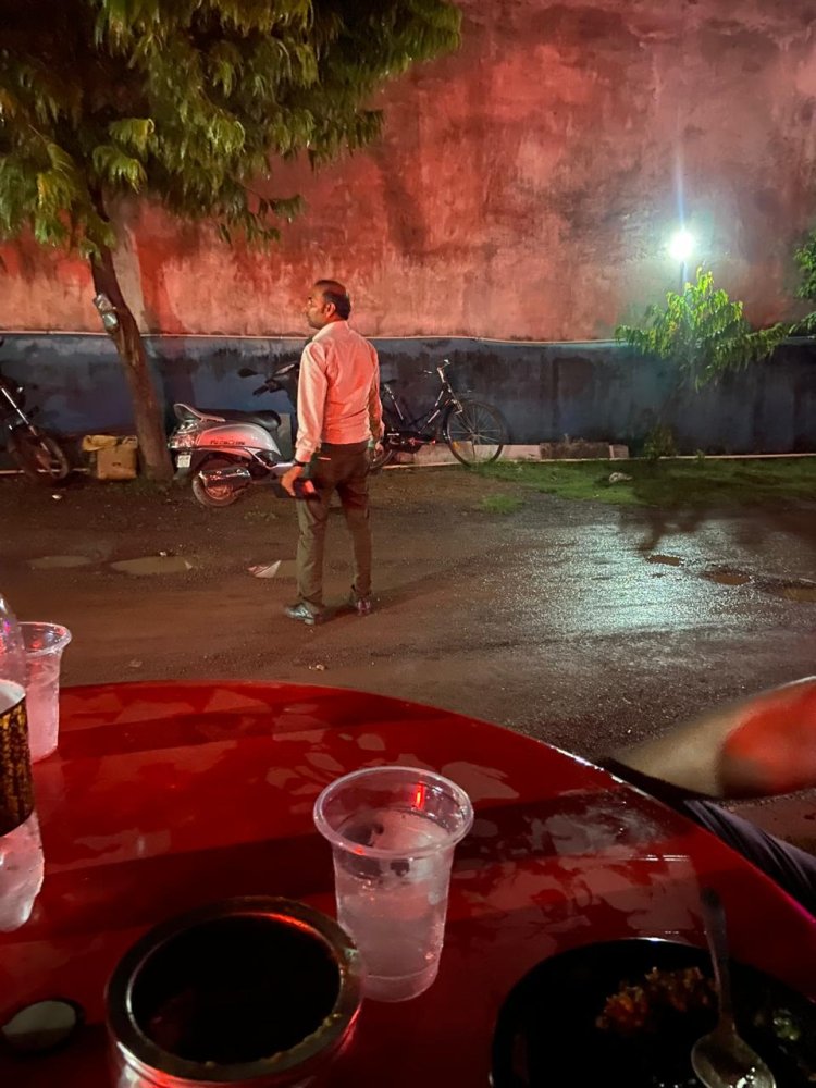 रायपुर मे धड़ल्ले से पिलायी जा रही  शराब...