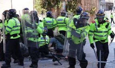 ब्रिटेन के हिंसक प्रदर्शनों का दौर जारी, अब तक 400 लोगों की गिरफ़्तारी