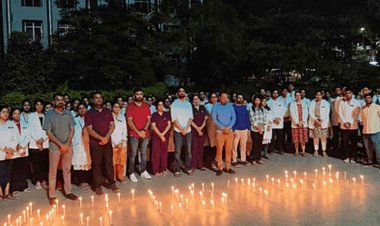 छत्तीसगढ़-जगदलपुर में मेकाज के डॉक्टरों ने किया प्रदर्शन, कोलकाता में लेडी डॉक्टर की हत्या पर जताया आक्रोश