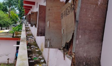 सीएम राइज स्कूल की खिड़कियों के दरवाजे टूटे:क्लास रूम में जाता है बारिश का पानी, परिसर में लगा गंदगी का अंबार