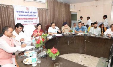 अधिकारी बेहतर कार्य कर टीकमगढ़ को आदर्श जिला बनाएं: प्रभारी मंत्री श्रीमती गौर