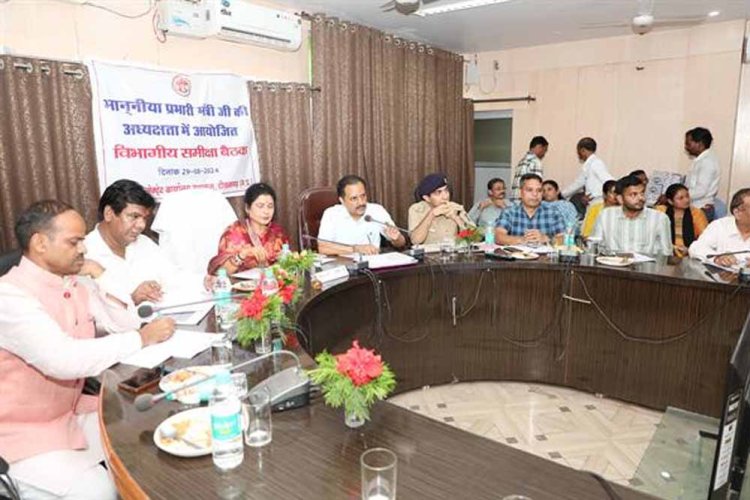 अधिकारी बेहतर कार्य कर टीकमगढ़ को आदर्श जिला बनाएं: प्रभारी मंत्री श्रीमती गौर