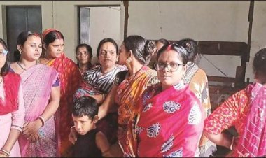 बुनकर समिति बोरगांव के अध्यक्ष पर भेदभाव का आरोप, पद से हटाने की मांग