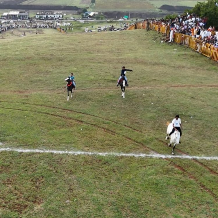 इंदौर के बेटमा में दशहरा पर अनूठी परंपरा:अमन-चमन टेकरी पर घुड़दौड़, निशाना साध बंदूक से फोड़ी मटकी