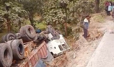 पन्ना के मड़ला घाटी में अनियंत्रित होकर पलटा ट्रक:चालक की मौके पर हुई मौत, सीमेंट फैक्ट्री से लोड होकर कानपुर जा रहा था