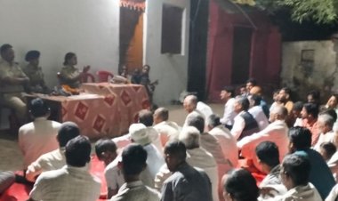देवास में पुलिस चौपाल का आयोजन:अपराधों से बचाव के लिए लोगों को किया जागरूक