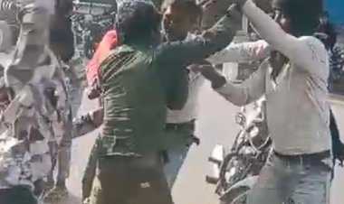 दतिया के भांडेर में मारपीट का वीडियो वायरल:मामूली कहासुनी के बाद चार युवकों ने किया हमला, पुलिस को नहीं मिली शिकायत