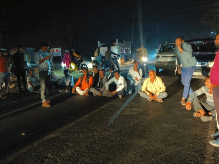 विधायक डंग ने बिजली ऑफिस के बाहर दिया धरना:बोले- बिजली कर्मचारियों की वजह से किसान परेशान; 100KV ट्रांसफॉर्मर ​​​​​​​पर 139KV का लोड