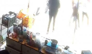 बेटे की हत्या की धमकी देकर पिता पर हमला:दुकान पर आए थे स्कूटर सवार, घटना सीसीटीवी में कैद
