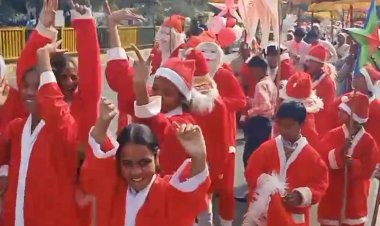 उज्जैन में कैरोल गीत के साथ निकला जुलूस:लोगों को प्रभु यीशु के प्रेम और शांति का दिया संदेश; बड़ी संख्या में समाजजन शामिल हुए