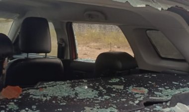 मामूली बात पर दो पड़ोसियों में झगड़ा, फायर किया:घटना में एक महिला और पुरुष गंभीर रूप से घायल, कार के अंदर झांकने को लेकर हुआ विवाद