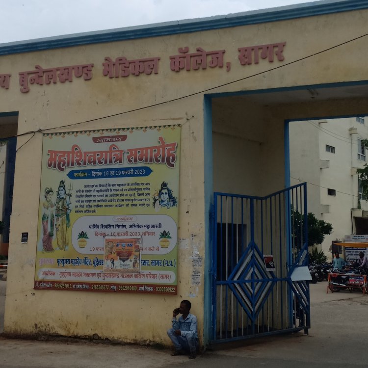 गंदगी फैलाने पर बीएमसी के डॉक्टर पर जुर्माना:BMC के सामने रोड पर मिट्टी डालकर गंदगी फैलाई, निगम ने काटा 5 हजार का चालान