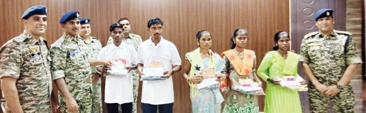 25 लाख के ईनामी नक्सलियों का समर्पण