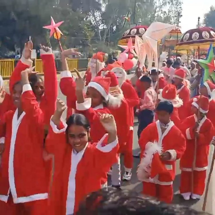 उज्जैन में कैरोल गीत के साथ निकला जुलूस:लोगों को प्रभु यीशु के प्रेम और शांति का दिया संदेश; बड़ी संख्या में समाजजन शामिल हुए