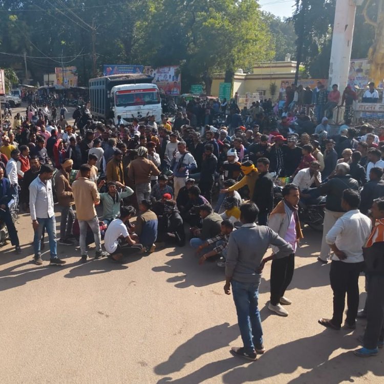 कार और बाइक सवार की टक्कर, दोनों पक्षों में मारपीट:एक घंटे तक रोड जाम किया, दूध फैलने के बाद हुआ विवाद; क्रॉस केस दर्ज