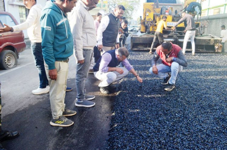 सडक़ मरम्मत का जायजा लेने निकले निगम प्रशासक