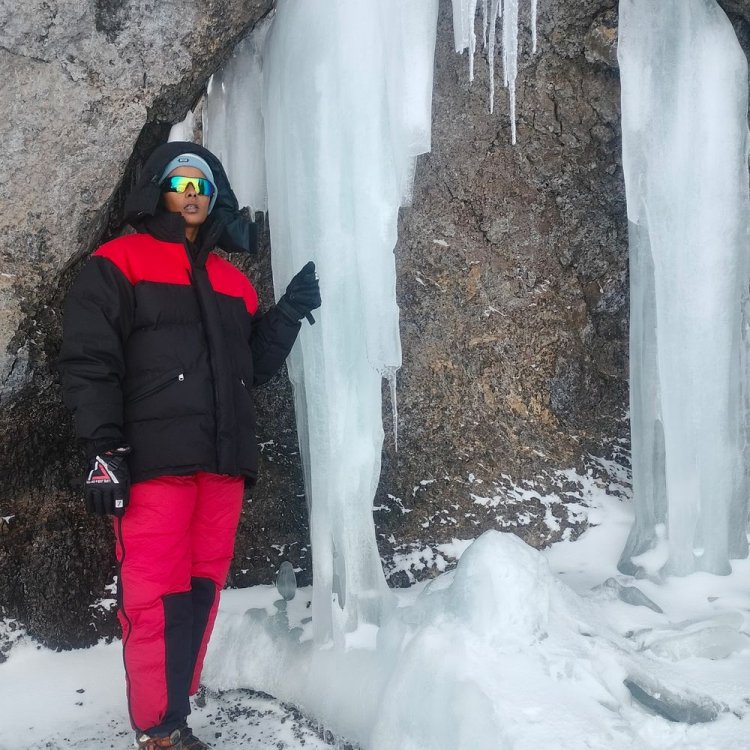 मैहर की बेटी ने किलिमंजारो पर फहराया तिरंगा:19,298 फीट की बर्फीली चोटी पर गाया राष्ट्रगान, किसान की बेटी ने रचा इतिहास