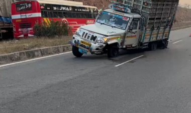 NH27 पर दो बड़े हादसे:कांच से भरा ट्रक पलटा, टमाटर लदे वाहन के फटे दोनों टायर; यातायात प्रभावित