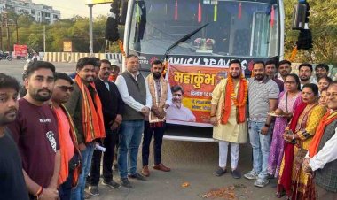 कोलार से कुंभ स्नान के लिए श्रद्धालुओं का जत्था रवाना:भगवा ध्वज दिखाकर किया बस को रवाना, नि:शुल्क रहेगी यात्रा