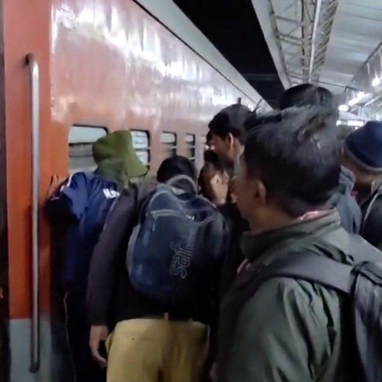 छतरपुर स्टेशन पर यात्रियों का फूटा गुस्सा:टीटीई ने नहीं खोला ट्रेन का गेट, लोगों ने मारे लात-घूंसे; महिला यात्री से मारपीट