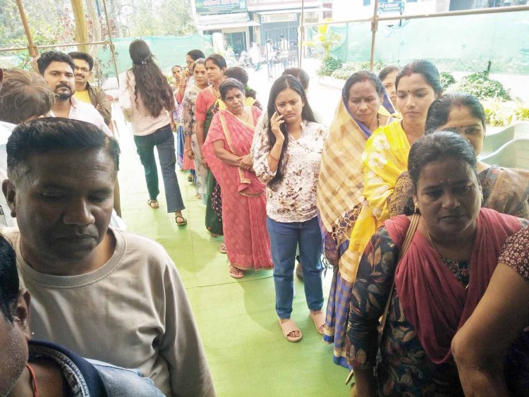 दंतेवाड़ा: मतदान के लिए लंबी कतारें