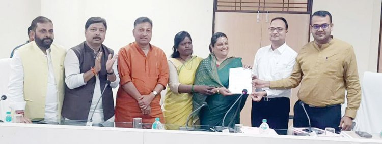 भाजपा समर्थित दिव्या और पायल को जिपं सदस्य का निर्वाचन प्रमाणपत्र