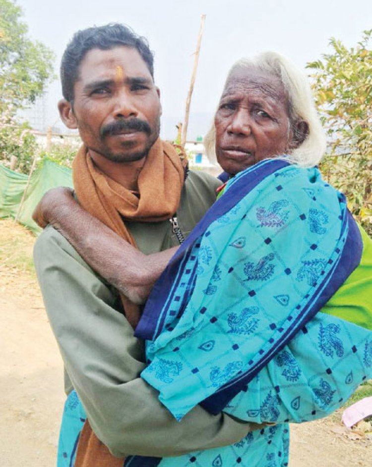 बुजुर्ग दादी को गोद में लेकर पहुंचा मतदान केंद्र