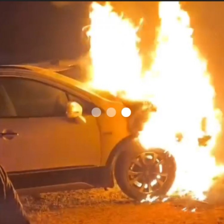 शादी समारोह में खड़ी कार में लगी आग:बारात में आई एस-क्रॉस का अगला हिस्सा जला; बाकी गाड़ियों को शीशे तोड़कर हटाया
