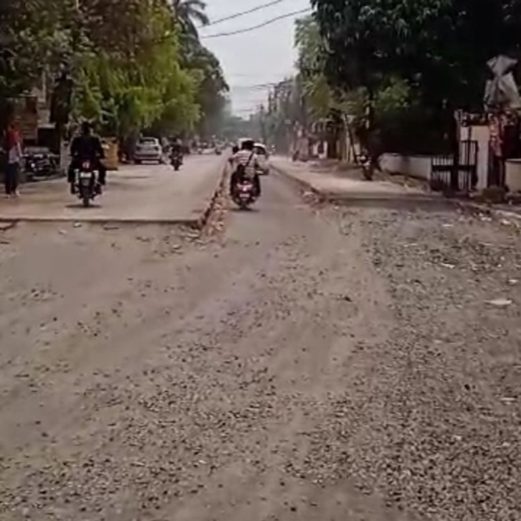 जबलपुर नगर निगम में फंड की कमी:लेबर चौक से खान ब्यूरो की सड़क अधूरी, ठेकेदार ने बिल का भुगतान नहीं होने पर काम रोका